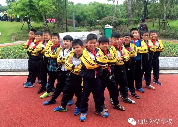 長街小雨鬧楊柳，人面桃花笑春風