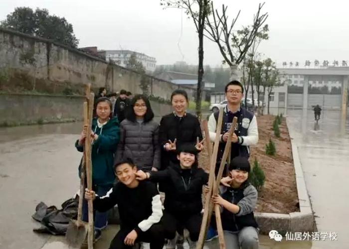 綠色春天，學(xué)生會(huì)植樹校園