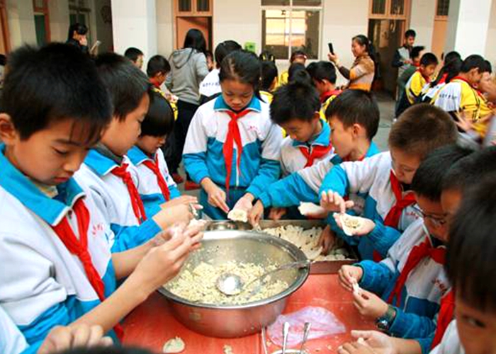 小學(xué)校區(qū)舉行“包餃子”活動(dòng)